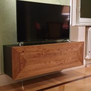 Porta TV con anta in legno di larice antico. Arredamento classico contemporaneo Siena e Firenze (1)