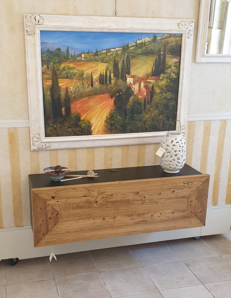 Porta TV con anta in legno di larice antico. Arredamento classico contemporaneo Siena e Firenze