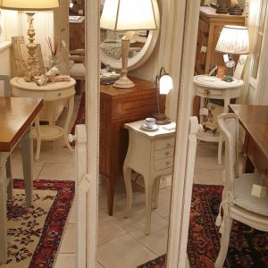 Specchiera in legno di tiglio basculante laccata a mano. Arredamento classico contemporaneo Siena e Firenze.