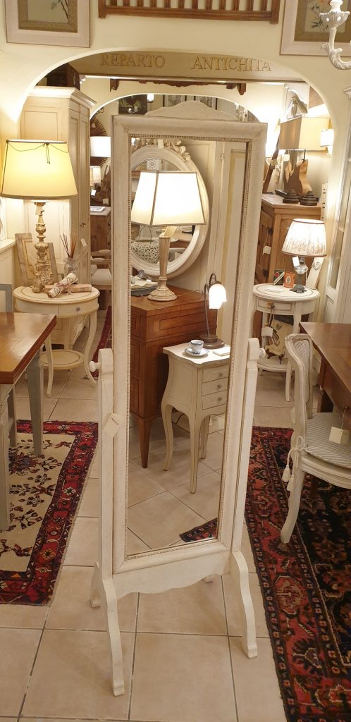 Specchiera in legno di tiglio basculante laccata a mano. Arredamento classico contemporaneo Siena e Firenze.