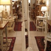 Specchiera in legno di tiglio basculante laccata a mano. Di lato. Arredamento classico contemporaneo Siena e Firenze