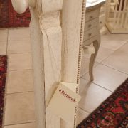 Specchiera in legno di tiglio basculante laccata a mano.Particolare dello snodo. Arredamento classico contemporaneo Siena e Firenze