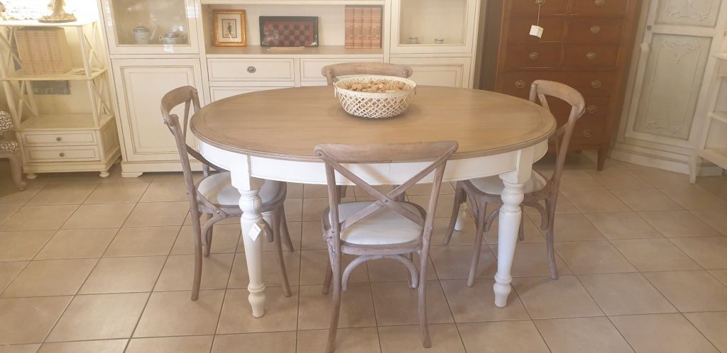 Tavolo ovale allungabile con basamento laccato anticato con piano in legno di ciliegio anticato naturale. Arredamento classico contemporaneo Siena e Firenze.