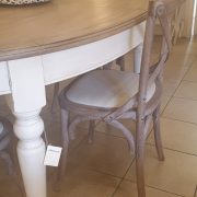 Tavolo ovale allungabile con basamento laccato anticato con piano in legno di ciliegio anticato naturale. Arredamento classico contemporaneo Siena e Firenze. (2)