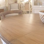 Tavolo ovale allungabile con basamento laccato anticato con piano in legno di ciliegio anticato naturale. Arredamento classico contemporaneo Siena e Firenze. (3)