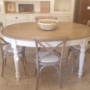 Tavolo ovale allungabile con basamento laccato anticato con piano in legno di ciliegio anticato naturale. Arredamento classico contemporaneo Siena e Firenze.