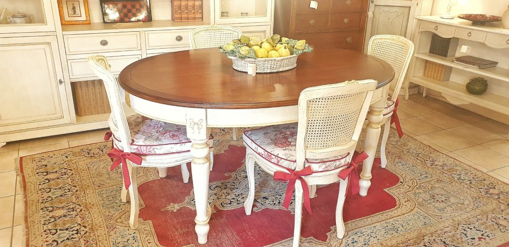 Tavolo ovale allungabile con basamento laccato anticato, decorato a mano con piano in ciliegio anticato. Arredamento classico contemporaneo Siena e Firenze