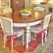 Tavolo ovale allungabile con basamento laccato anticato, decorato a mano con piano in ciliegio anticato. Arredamento classico contemporaneo Siena e Firenze (2)