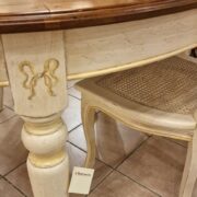 Tavolo ovale allungabile con basamento laccato anticato, decorato a mano con piano in ciliegio anticato. Arredamento classico contemporaneo Siena e Firenze (4)