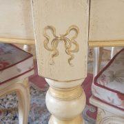 Tavolo ovale allungabile con basamento laccato anticato, decorato a mano con piano in ciliegio anticato. Arredamento classico contemporaneo Siena e Firenze (5)