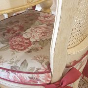 Tavolo ovale allungabile con basamento laccato anticato, decorato a mano con piano in ciliegio anticato. Arredamento classico contemporaneo Siena e Firenze (6)