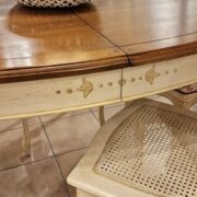 Tavolo ovale allungabile con basamento laccato anticato, decorato a mano con piano in ciliegio anticato. Arredamento classico contemporaneo Siena e Firenze (6)
