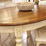 Tavolo ovale allungabile con basamento laccato anticato, decorato a mano con piano in ciliegio anticato. Arredamento classico contemporaneo Siena e Firenze (7)