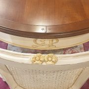 Tavolo ovale allungabile con basamento laccato anticato, decorato a mano con piano in ciliegio anticato. Arredamento classico contemporaneo Siena e Firenze (8)