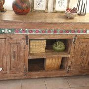 Credenza in legno di teak primi '900 decapè con maioliche originali. Di fronte. Mobili antichi Siena e Firenze