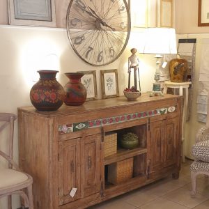 Credenza in legno di teak primi '900 decapè con maioliche originali. Mobili antichi Siena e Firenze