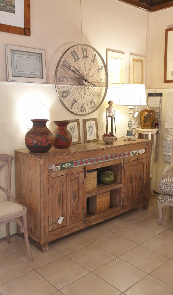 Credenza in legno di teak primi '900 decapè con maioliche originali. Mobili antichi Siena e Firenze