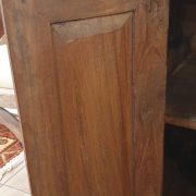 Credenza in legno di teak primi '900 decapè con maioliche originali. Particolare anta aperta. Mobili antichi Siena e Firenze