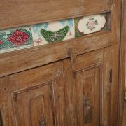 Credenza in legno di teak primi '900 decapè con maioliche originali. Particolare maioliche. Mobili antichi Siena e Firenze