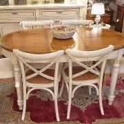 Tavolo ovale alllungabile in legno di ciliegio in finitura bicolore. Con un'allunga. Arredamento classico contemporaneo Siena e Firenze