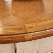 Tavolo ovale alllungabile in legno di ciliegio in finitura bicolore. Particolare base laccata. Arredamento classico contemporaneo Siena e Firenze
