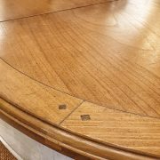 Tavolo ovale alllungabile in legno di ciliegio in finitura bicolore. Particolare piano allungato. Arredamento classico contemporaneo Siena e Firenze