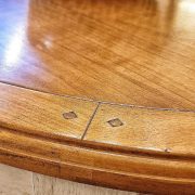 Tavolo ovale alllungabile in legno di ciliegio in finitura bicolore. Particolare piano. Arredamento classico contemporaneo Siena e Firenze