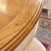 Tavolo ovale alllungabile in legno di ciliegio in finitura bicolore. Particolare. Arredamento classico contemporaneo Siena e Firenze