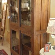 Vetrina-Libreria con ante scorrevoli in legno di olmo primi 900. Di lato. Mobili antichi Siena e Firenze