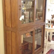 Vetrina-Libreria con ante scorrevoli in legno di olmo primi 900. Particolare laterale. Mobili antichi Siena e Firenze