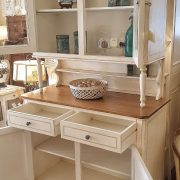 Credenza in legno di tiglio con alzata a vetrina bicolore laccata a mano con piano mielato naturale. Aperta. Arredamento classico contemporaneo Siena e Firenze