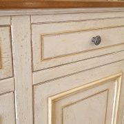 Credenza in legno di tiglio con alzata a vetrina bicolore laccata a mano con piano mielato naturale. Arredamento classico contemporaneo Siena e Firenze (3)