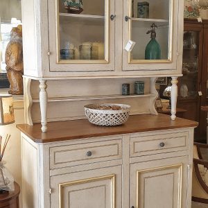 Credenza in legno di tiglio con alzata a vetrina bicolore laccata a mano con piano mielato naturale. Arredamento classico contemporaneo Siena e Firenze