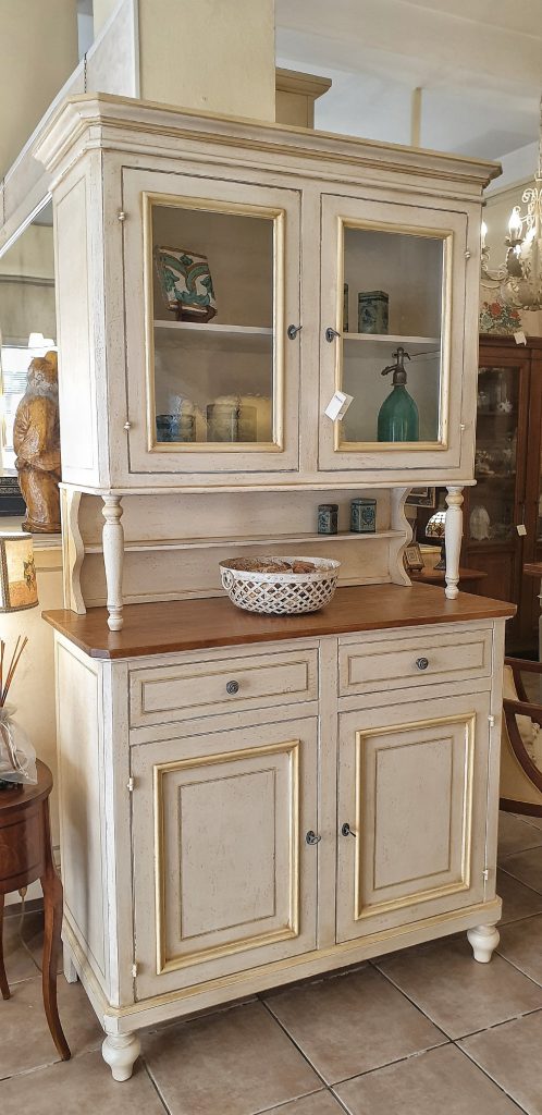 Credenza in legno di tiglio con alzata a vetrina bicolore laccata a mano con piano mielato naturale. Arredamento classico contemporaneo Siena e Firenze