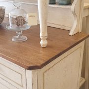 Credenza in legno di tiglio con alzata a vetrina bicolore laccata a mano con piano mielato naturale. Arredamento classico contemporaneo Siena e Firenze (5)