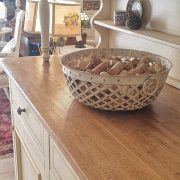 Credenza in legno di tiglio con alzata a vetrina bicolore laccata a mano con piano mielato naturale. Arredamento classico contemporaneo Siena e Firenze (7)