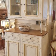 Credenza in legno di tiglio con alzata a vetrina bicolore laccata a mano con piano mielato naturale. Arredamento classico contemporaneo Siena e Firenze (8)