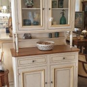 Credenza in legno di tiglio con alzata a vetrina bicolore laccata a mano con piano mielato naturale. Frontale. Arredamento classico contemporaneo Siena e Firenze