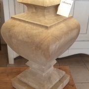 Lampada in legno di mango massello. Particolare base. Arredamento classico contemporaneo Siena e Firenze (3)