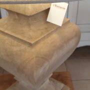 Lampada in legno di mango massello. Particolare. Arredamento classico contemporaneo Siena e Firenze