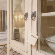 Credenza vetrina in legno di noce Liberty Toscana laccata a mano primi '900. Le ante a vetro. Mobili antichi Siena e Firenze