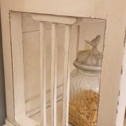 Credenza vetrina in legno di noce Liberty Toscana laccata a mano primi '900. Particolare latreale.Mobili antichi Siena e Firenze