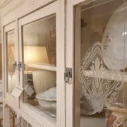 Credenza vetrina in legno di noce Liberty Toscana laccata a mano primi '900.Particolare vetri decorati. Mobili antichi Siena e Firenze