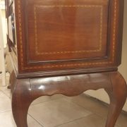 Vetrina antica in legno di mogano fine '800 intarsiata. Particolare intarsio laterale. Mobili antichi Siena e Firenze