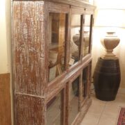 Vetrina in legno di olmo antica fine '800 in finitura decapè a 3 ante scorrevoli e 3 ante battenti. Di lato. Mobili antichi Siena e Firenze