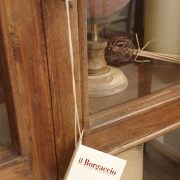 Vetrina libreria antica in legno di olmo dei primi del '900. Particolare serratura. Mobili antichi Siena e Firenze