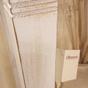 Consolle in legno di abete massello laccato in finitura bicolore. Particolare. Arredamento classico contemporaneo Siena e Firenze