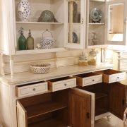 Credenza toscana in legno di tiglio con alzata a vetrina con 4 ante 4 cassetti laccata decorata a mano anticata. Arredamento classico contemporaneo Siena e Firenze