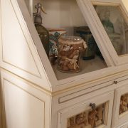 Dispensa credenza laccata anticata con due ribaltine, un tiretto, quattro cassetti e due sportelli. Anta a ribaltaArredamento classico contemporaneo Siena e Firenze