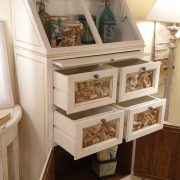Dispensa credenza laccata anticata con due ribaltine, un tiretto, quattro cassetti e due sportelli. Aperta. Arredamento classico contemporaneo Siena e Firenze